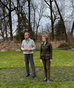 Majestatea Sa Margareta și Principele Radu în Parcul regal de pe domeniul Săvârșin, la Grădina Ascunsă. FOTO: Andreia Neamț, Casa Majestății Sale