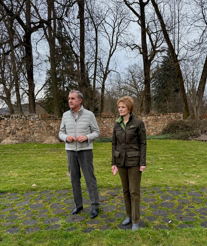 Majestatea Sa Margareta și Principele Radu în Parcul regal de pe domeniul Săvârșin, la Grădina Ascunsă. FOTO: Andreia Neamț, Casa Majestății Sale