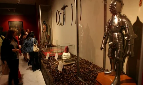 S a deschis o expoziţie la MNAR  Deci hai cu Dracula la muzeu jpeg