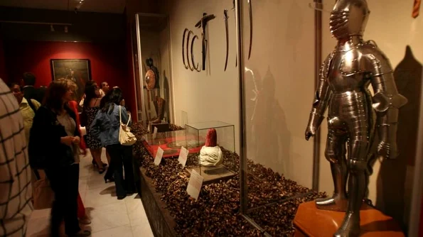 S a deschis o expoziţie la MNAR Deci hai cu Dracula la muzeu jpeg