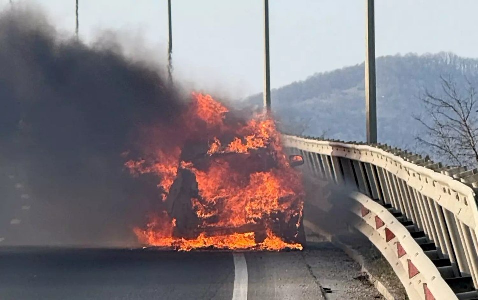 „Am plătit pentru o mașină care nu mai exista”. Coșmarul unui român după ce autoturismul hibrid i-a luat foc în mers