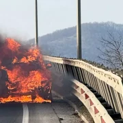 Masina mistuită de flăcări pe centura Brașovului. Foto: Reddit.com