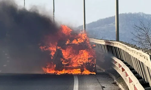 Masina mistuită de flăcări pe centura Brașovului. Foto: Reddit.com