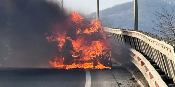 Masina mistuită de flăcări pe centura Brașovului. Foto: Reddit.com