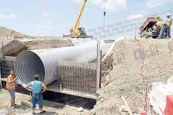 De la Centură şi până  la strada Popasului  s-a turnat asfalt pe  un sens de circulaţie (Fotografii: Dorin Constanda/Magistrala5.ro)
