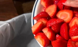 Clafoutis cu capsuni Arata de vis, este delicios si este atat de usor de facut incat oricine il mp4 thumbnail png