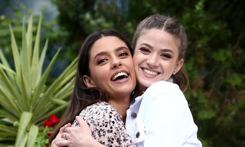 Oana Mosneagu si Mara Oprea s au tuns bob la finalul filmarilor pentru serialul Adela (1) jpg