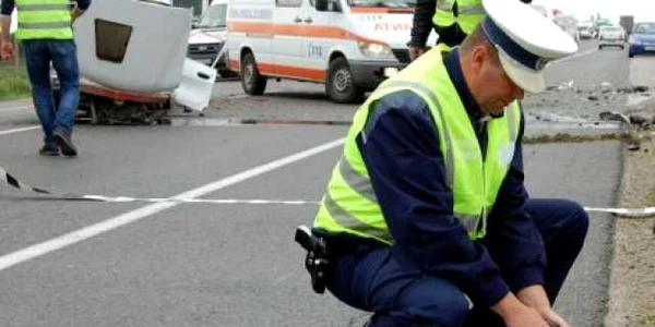 Poliţiştii fac măsurători