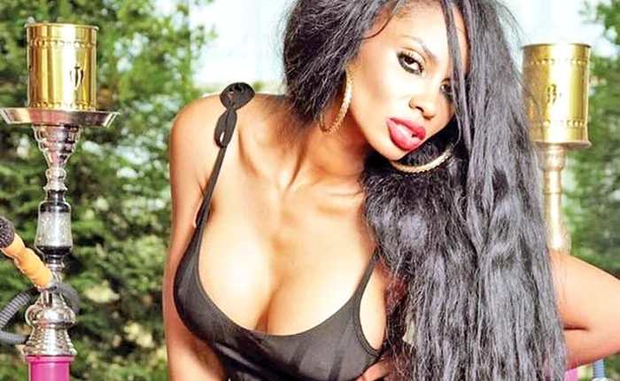 2016. Acum 4 ani, mulatra şi-a pus sâni-gigant, de 620 ml