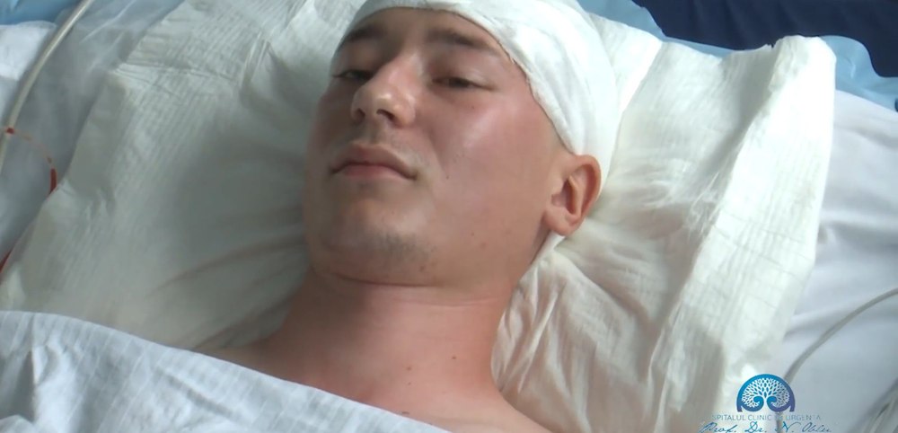 Povestea uimitoare a studentului care și-a dat licența pe patul de spital, iar apoi a fost operat pe creier VIDEO