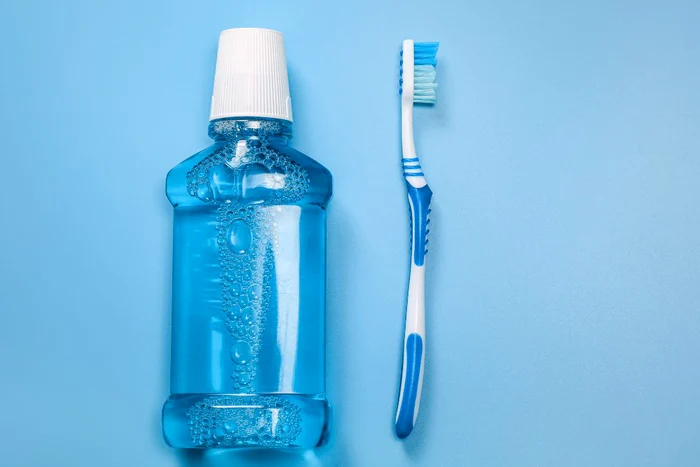 periuță și apă de gură jpg