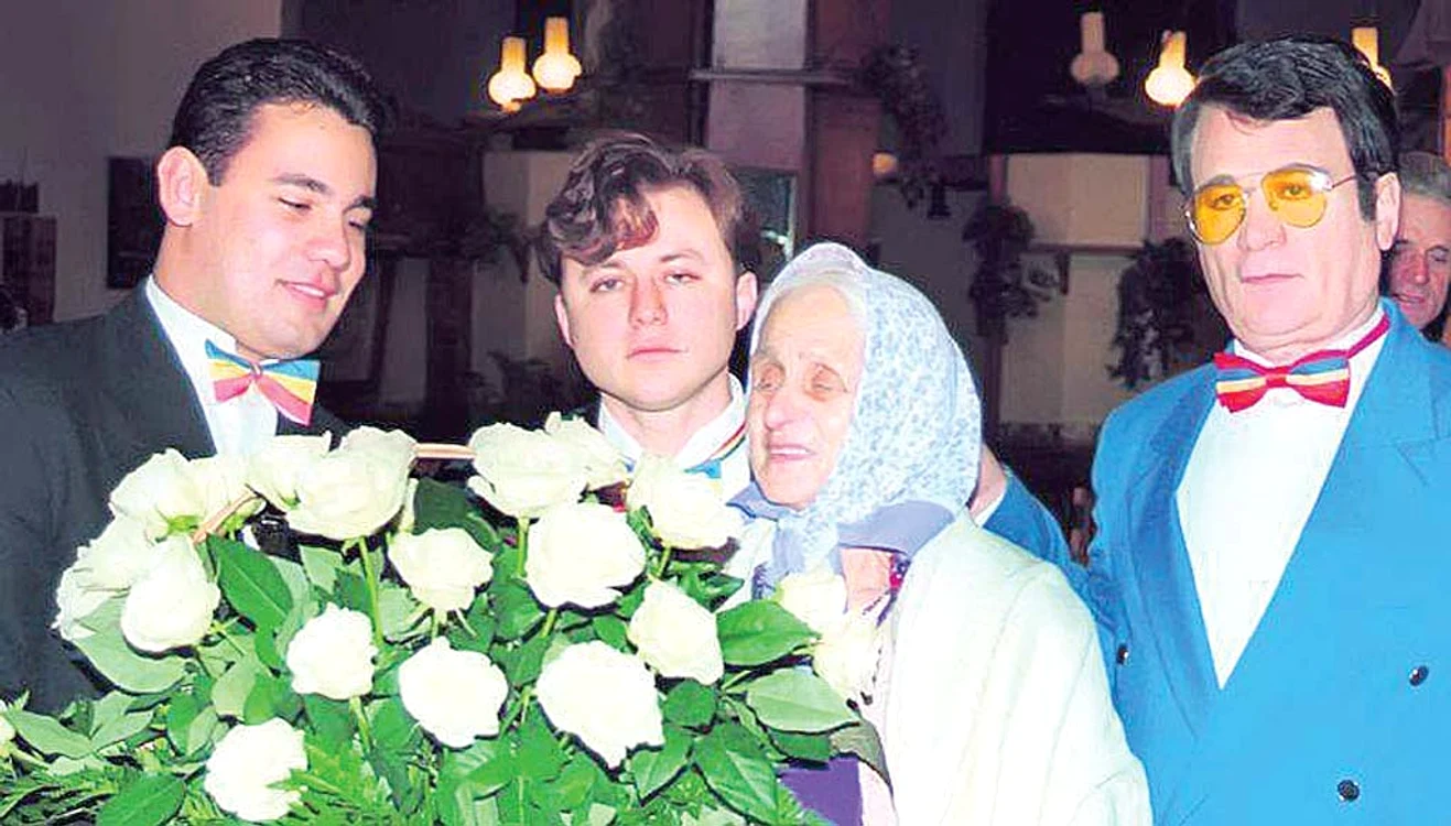 În 1997, fraţii Dolănescu, tatăl lor  şi bunica Gherghina formau o familie fericită 