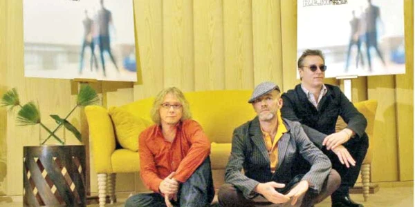 De la stânga la dreapta, membrii actuali ai trupei R.E.M.: Mike Mills, Michael Stipe, Peter Buck