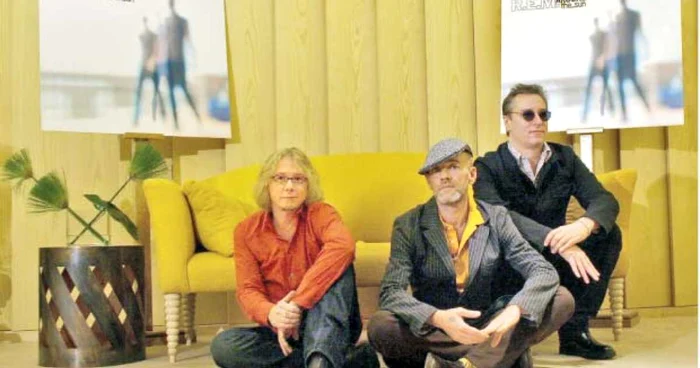 De la stânga la dreapta, membrii actuali ai trupei R.E.M.: Mike Mills, Michael Stipe, Peter Buck