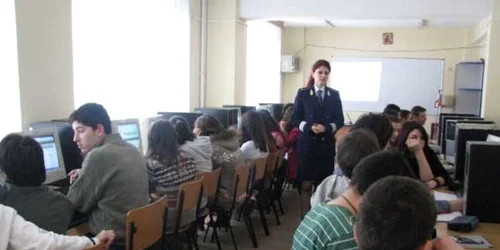 Poliţiştii s-au întâlnit cu copiii