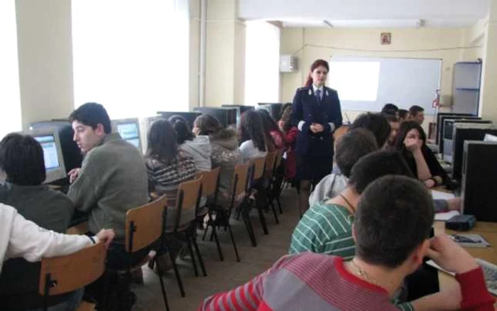 Poliţiştii s-au întâlnit cu copiii