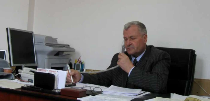 Valerică Zamfirescu, primarul comunei Slobozia Bradului, spune că dă banii înapoi