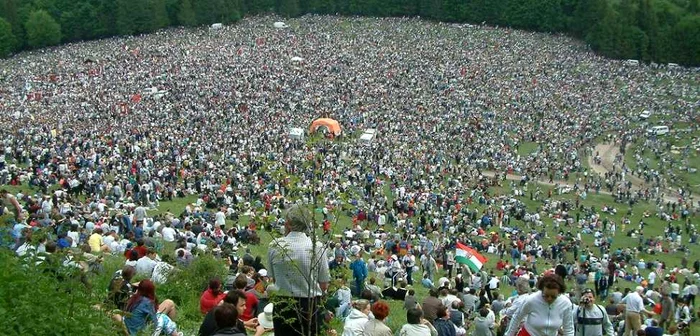 Autorul consideră că, mergând în pelerinaj la Şumuleu, cei din Ungaria îşi toarnă cenuşă în cap pentru referendumul din 2004. FOTO Ispa, licenţa Creative Commons