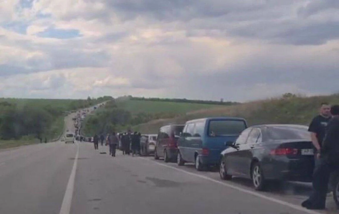 Coadă de mașini spre Vasilivka FOTO Twitter @EUFreeCitizen