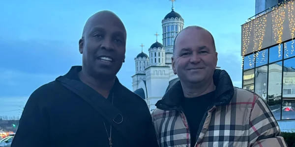 Laurențiu Neghină și Haddaway înainte de petrecerea de Revelion la Onești 2023 FOTO Laurențiu Neghină