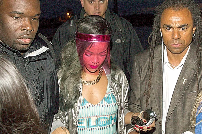 Rihanna a fost cărată în cârcă de bodyguarzii ei, care au dus-o până în hotel (Fotografii: Guliver)