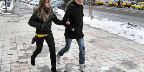 Băcăuanii păşesc cu grijă printre plăcile desprinse din trotuar