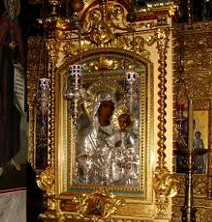 
    Icoana făcătoare de minuni a Maicii Domnului de la Mănăstirea Prodromu din GreciaSursa foto: creștinortodox.ro  