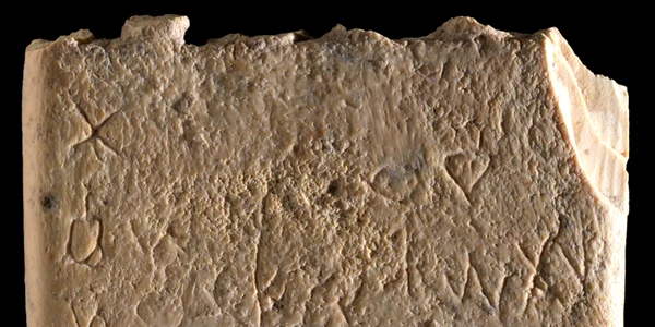 Inscripție pe un pieptăn / Foto: Dafna Gazit, Israel Antiquities Authority/eurekalert.org