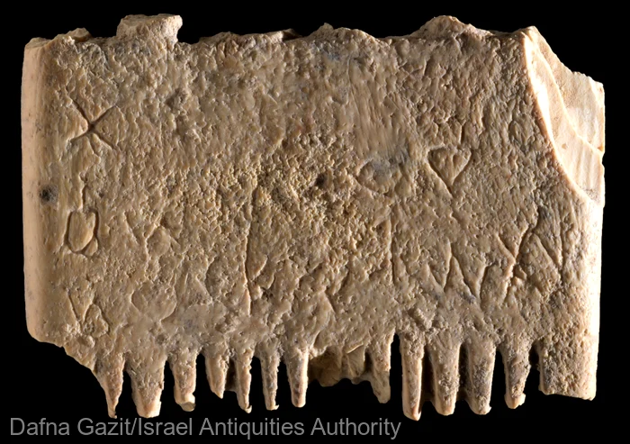 Inscripție pe un pieptăn / Foto: Dafna Gazit, Israel Antiquities Authority/eurekalert.org