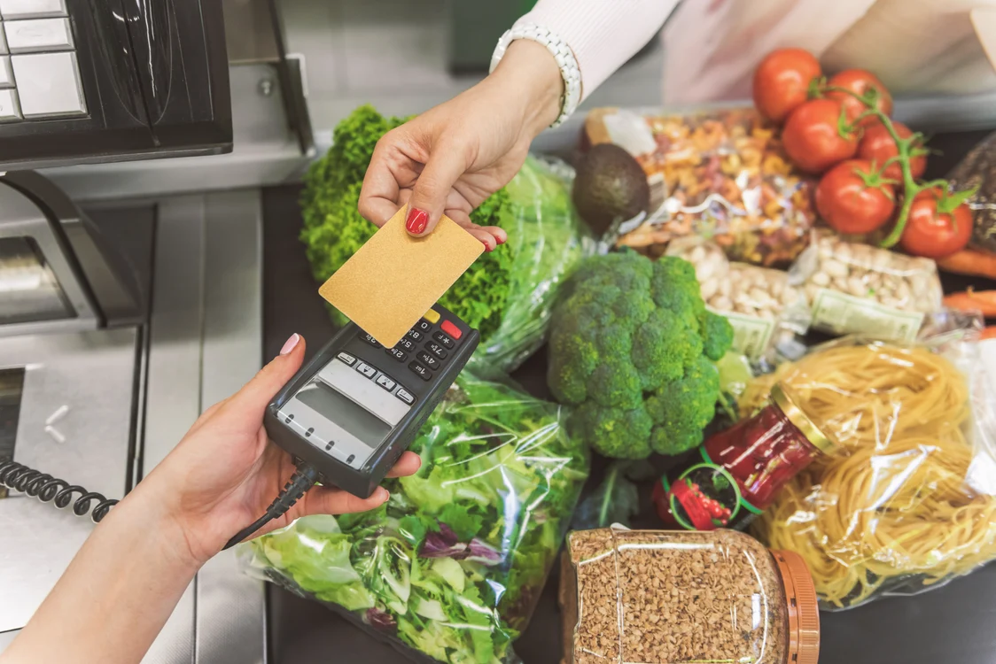 Cineva plătește alimentele cu un card de masă