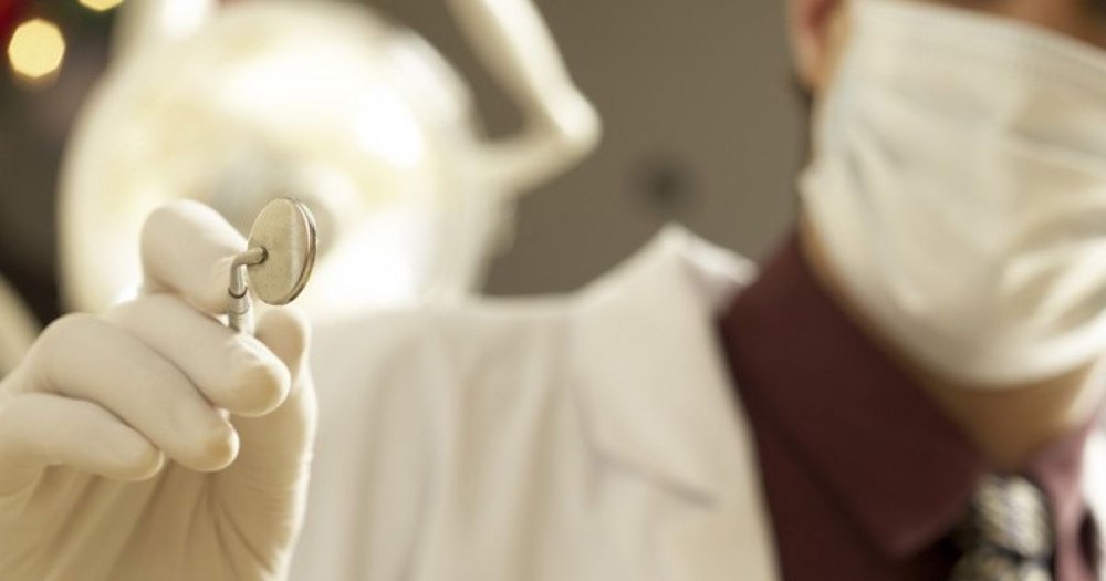 Doi medici dentiști români din Franța, victime ale rasismului. Ce le-au făcut pacienții