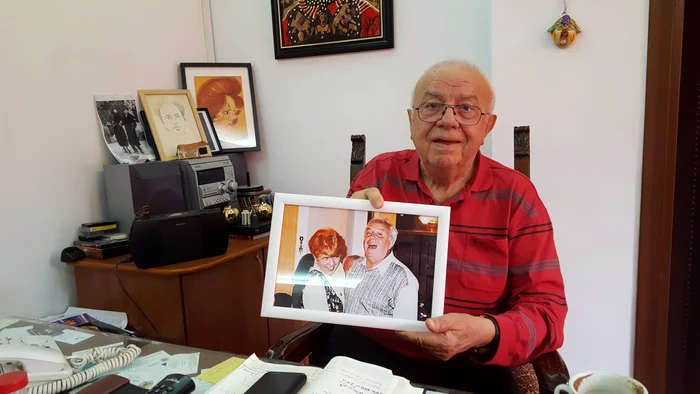 Alexandru Arșinel are la birou o ramă foto cu iubita lui soție