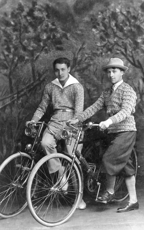 Tineri pe biciclete (© Colecția Muzeului Maramureșan, Fond Pipaș Nicolae)