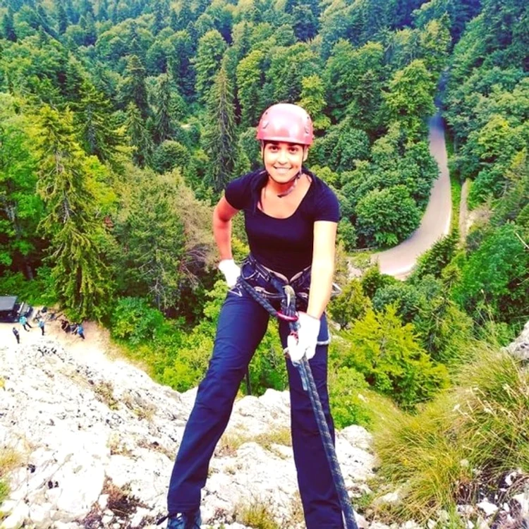 
    Pasionată  de alpinism  