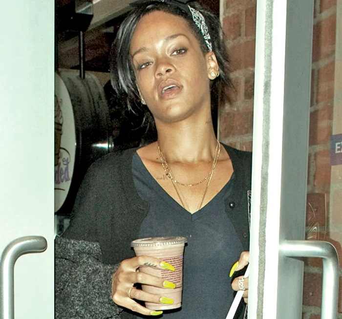La ora 01.00 Rihanna  nu-şi terminase  cocktailul