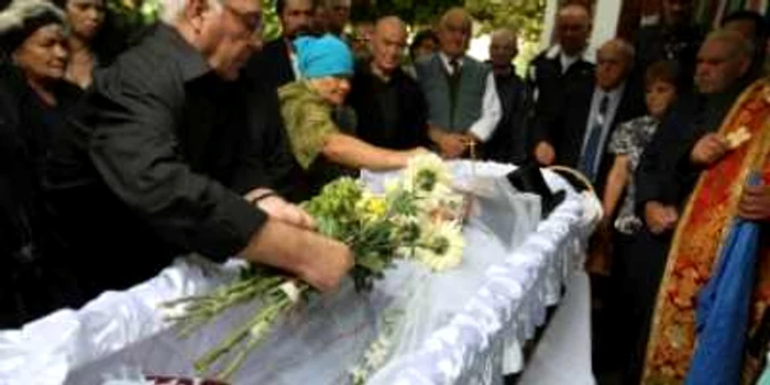 Constanţa: Cortegiul funerar al maestrului Nicu Constantin a sosit la Eforie