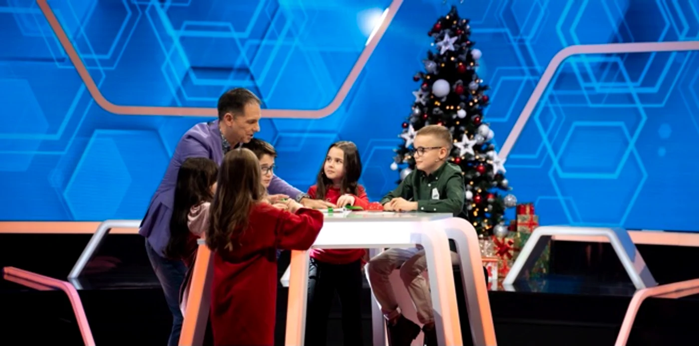 Dan Negru, înconjurat de micuți foto: Kanal D
