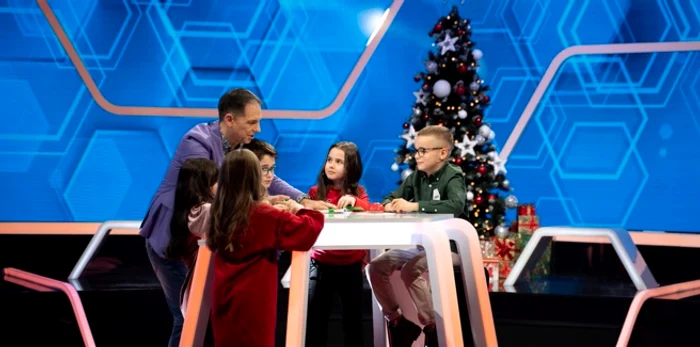 Dan Negru, înconjurat de micuți foto: Kanal D 