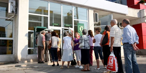 Cei mai mulţi români aleg să-şi retragă de la bancomat salariul integral atunci când acesta este virat în cont FOTO Adevărul 