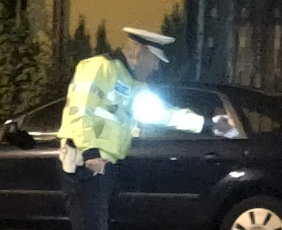 Poliţistul a fost fotografiat fără mască de protecţie                   Foto: facebook.com/popescu.catalin.1694