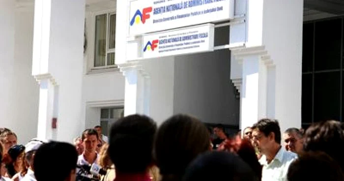 ANAF: Peste 90.000 de activităţi comerciale şi-au suspendat activitatea