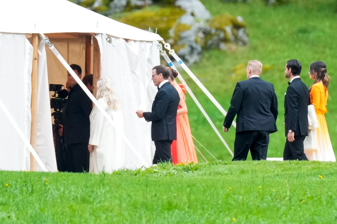 Prințesa Victoria și Prințul Daniel la nunta din Norvegia, cu Prințul Carl Philip și Prințesa Sofia în spate. FOTO: Profimedia