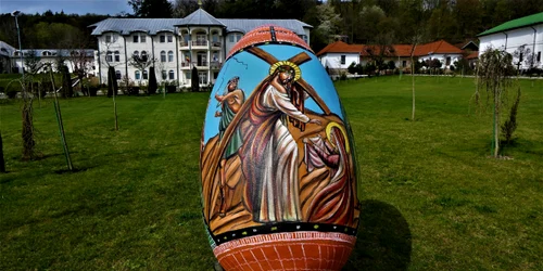 Icoana ou pe post de ornament pascal din curtea Arhiepiscopiei Râmnicu Vâlcea Foto Gaby Henning jpg