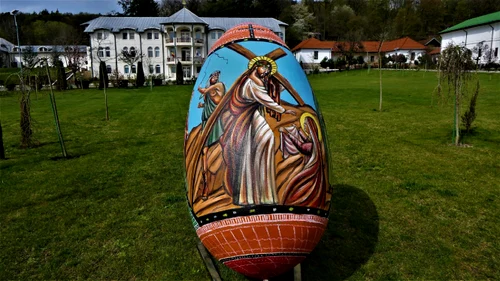 Icoana ou pe post de ornament pascal din curtea Arhiepiscopiei Râmnicu Vâlcea Foto Gaby Henning jpg