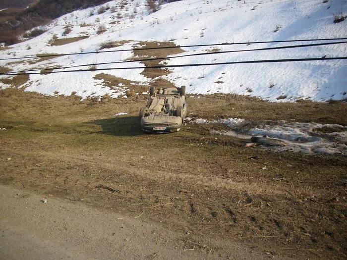 Maşina s-a răsturnat în afara şoselei. Foto: ocnamuresonline.ro