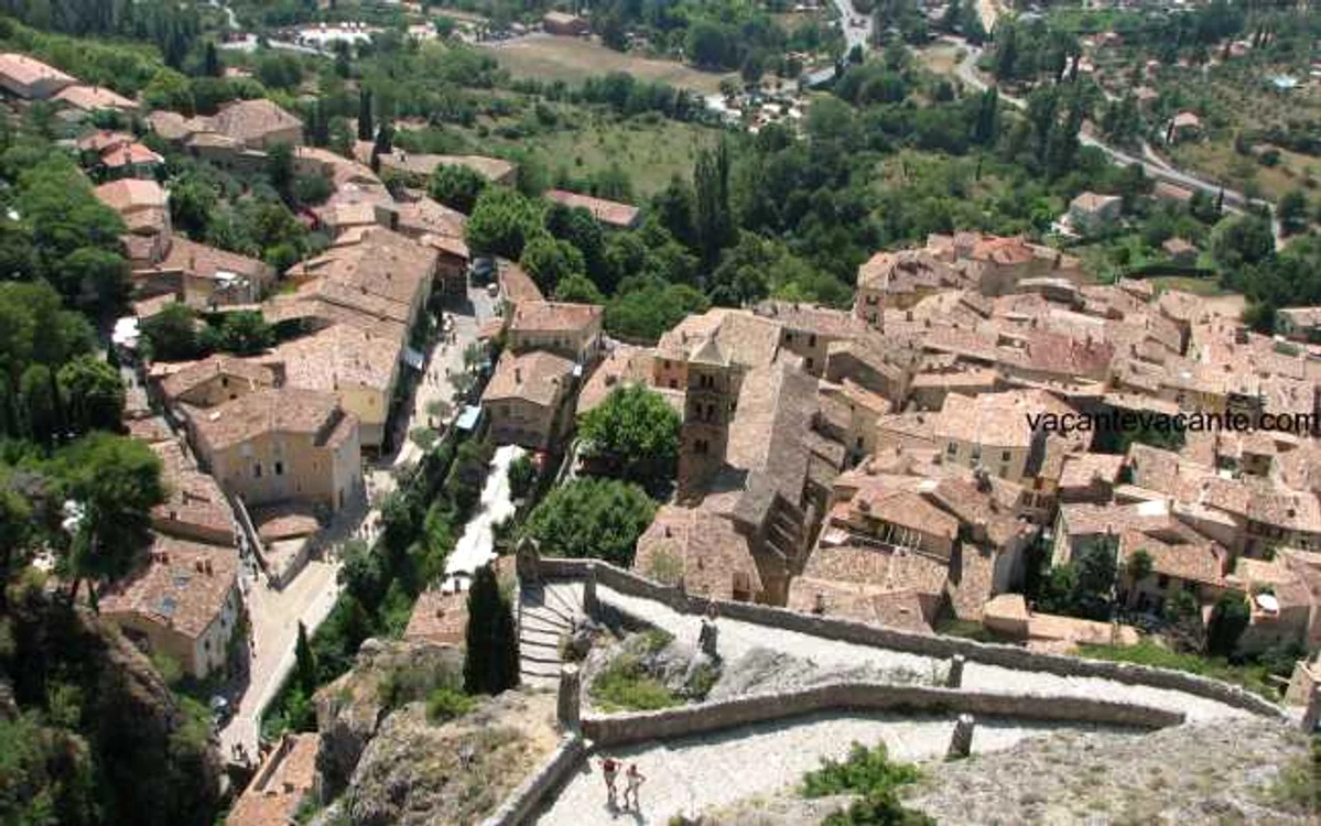 Moustiers Sainte Mairie - unul dintre cele mai frumoase sate din Sudul Franţei  FOTO: vacantevacante.com