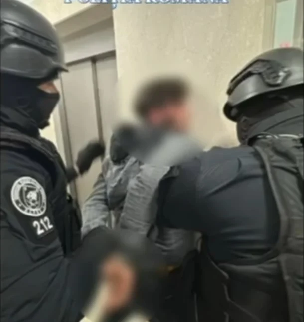 Caz grav de violență domestică în Capitală. O mamă și copilul de un an, ținuți cu forța în locuință, au fost eliberați de polițiști. Femeia amenința că se aruncă de la etaj