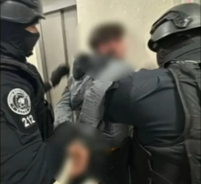 Bărbatul a fost imobilizat de polițiștii SAS FOTO: Captură video
