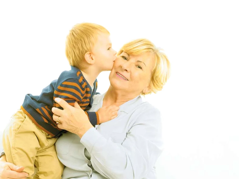 Părinţii care îşi forţează fiicele sau fiii să-i sărute pe mamaie sau tataie trebuie să ştie că nu le fac bine