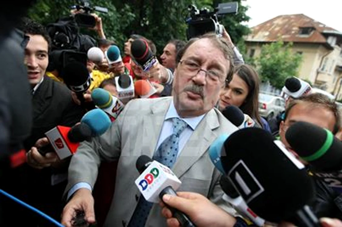 Reporterii au creat un adevărat baraj în faţa sediului DNA